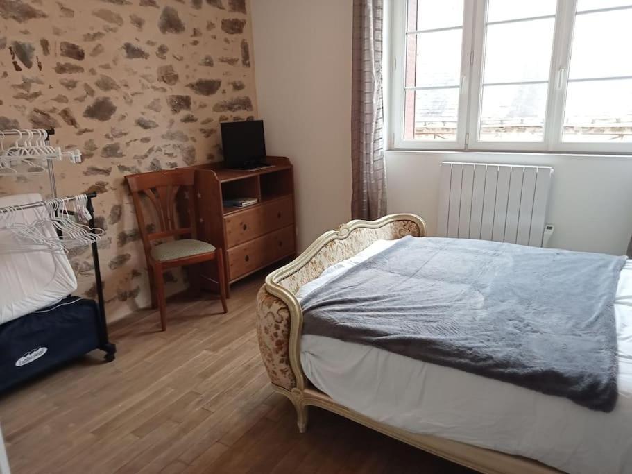 Holiday home Entier Plein Centre De St Leo, 2 Ch, 4 Pers Saint-Leonard-des-Bois