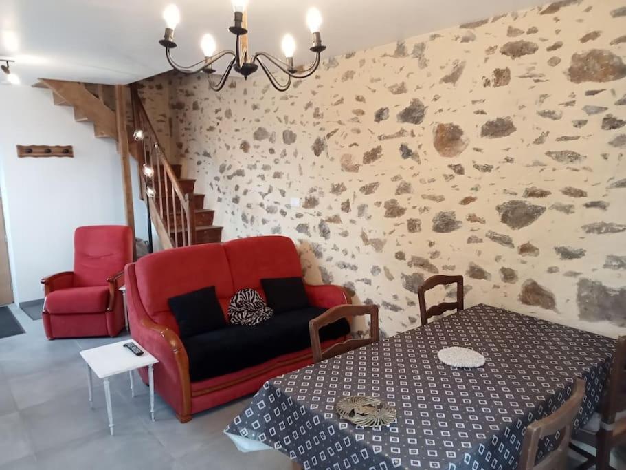 Entier Plein Centre De St Leo, 2 Ch, 4 Pers Holiday home Saint-Leonard-des-Bois